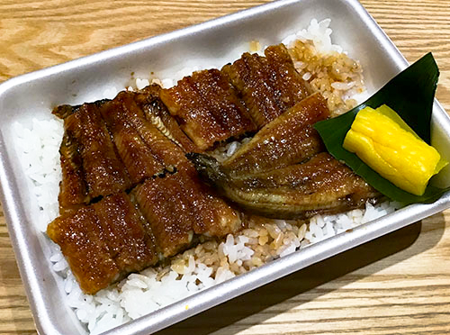 安城の老舗うなぎ・お料理・吉野屋。1899年の創業以来121年。親子4代にわたり受け継がれた鰻の照(タレ)を是非お試しください|駐車場6台完備